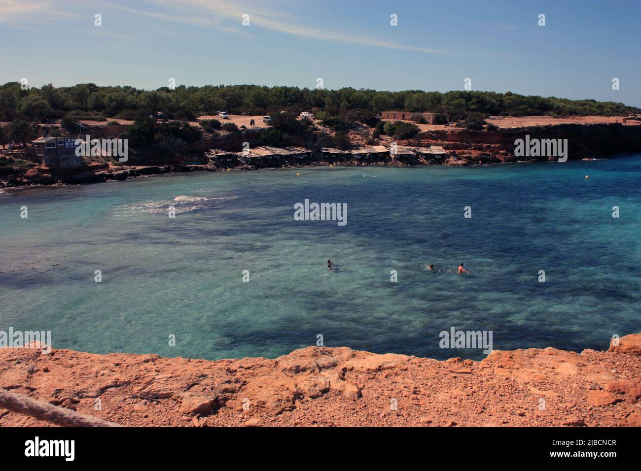 Destinazione turistica estiva per eccellenza le isole Baleari e il loro mare turchese a ibiza Foto Stock