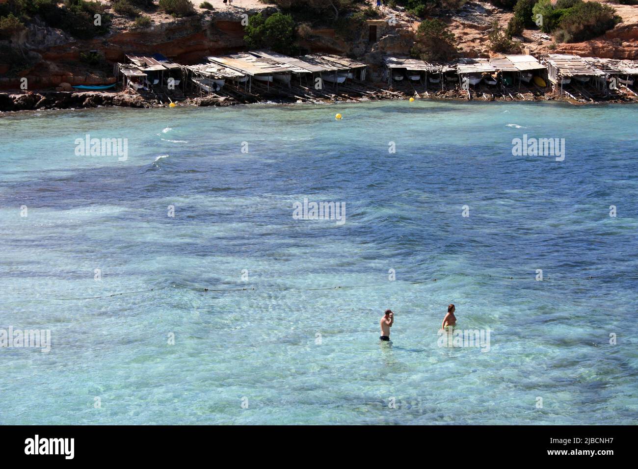 Destinazione turistica estiva per eccellenza le isole Baleari e il loro mare turchese a ibiza Foto Stock