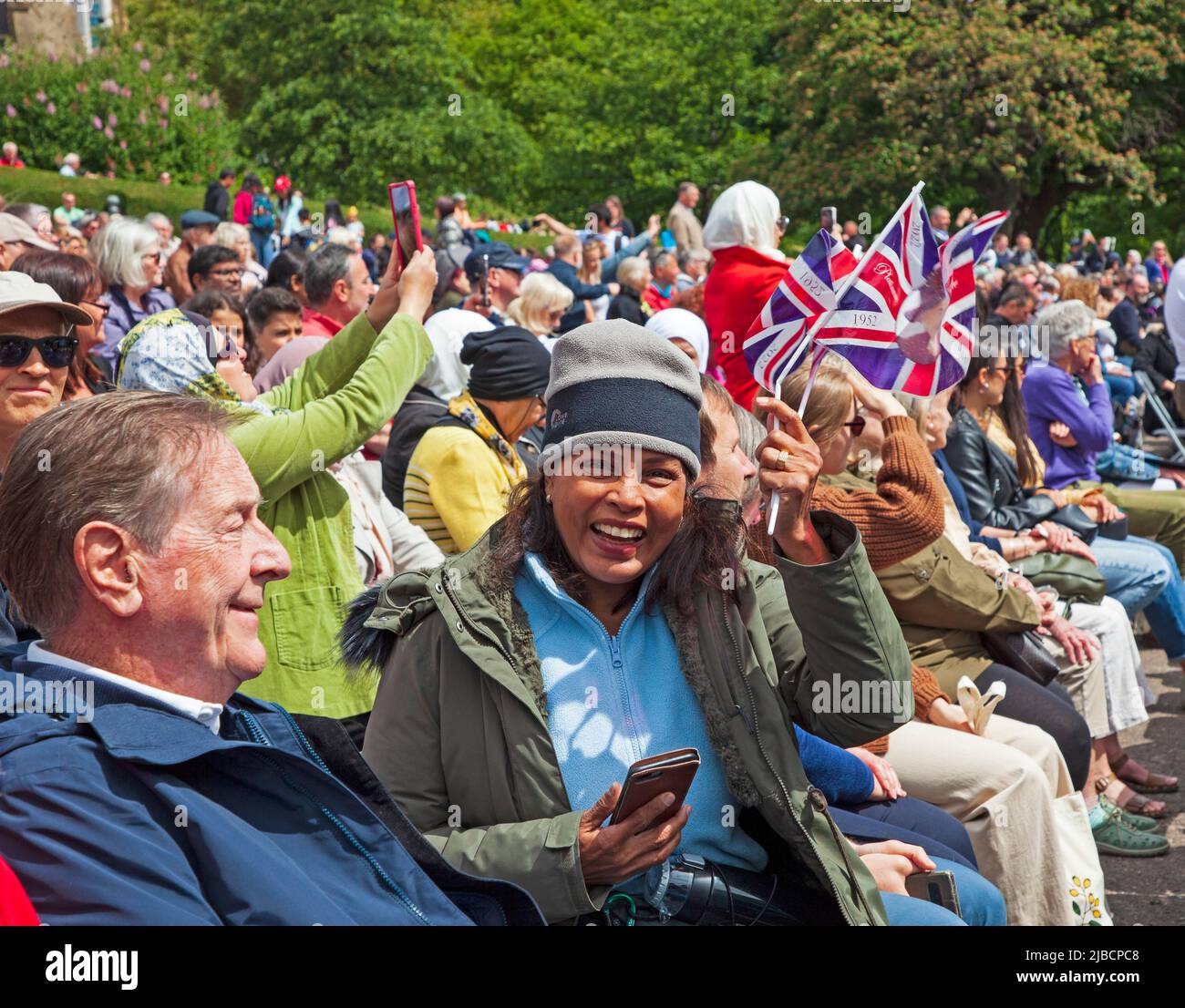 Ross Bandstand, Princes Street Gardens West, Scozia, Regno Unito. 5th giugno 2022. Edimburgo, Queens Platinum Jubilee festeggiamenti hanno partecipato a centinaia di locali e visitatori per essere intrattenuti dalla Band of Her Majesty's Royal Marines Scotland e gli International Performers from Edinburgh Festival Carnival intrattenitori da USA, Sudafrica, Brasile, Trinidad, Costa rica e Cuba. Credit: Scottishcreative/alamy live news Foto Stock