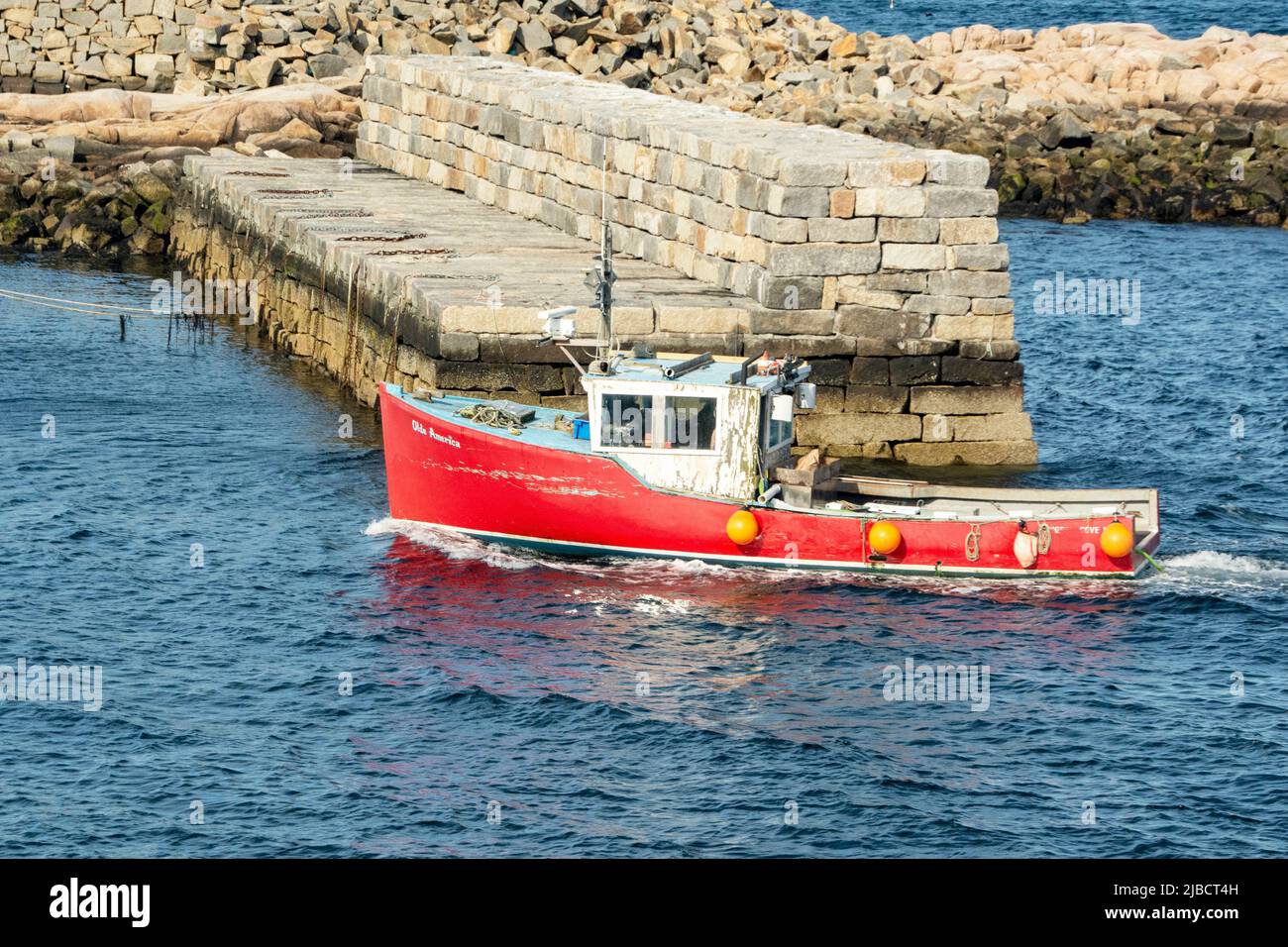 Barche da pesca e da diporto parcheggiate in una piccola insenatura del porto. Foto Stock