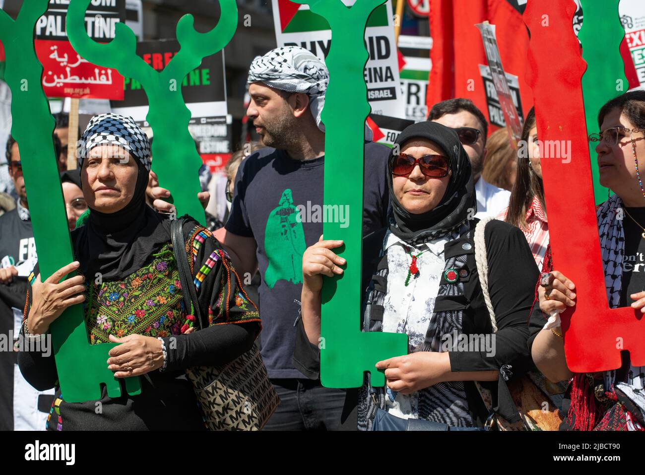 I manifestanti che detengono le chiavi alla fine dell'Apartheid - la protesta della Palestina libera a Londra. Le chiavi simboleggiano le case rubate dai palestinesi da Israele dal '48. Foto Stock