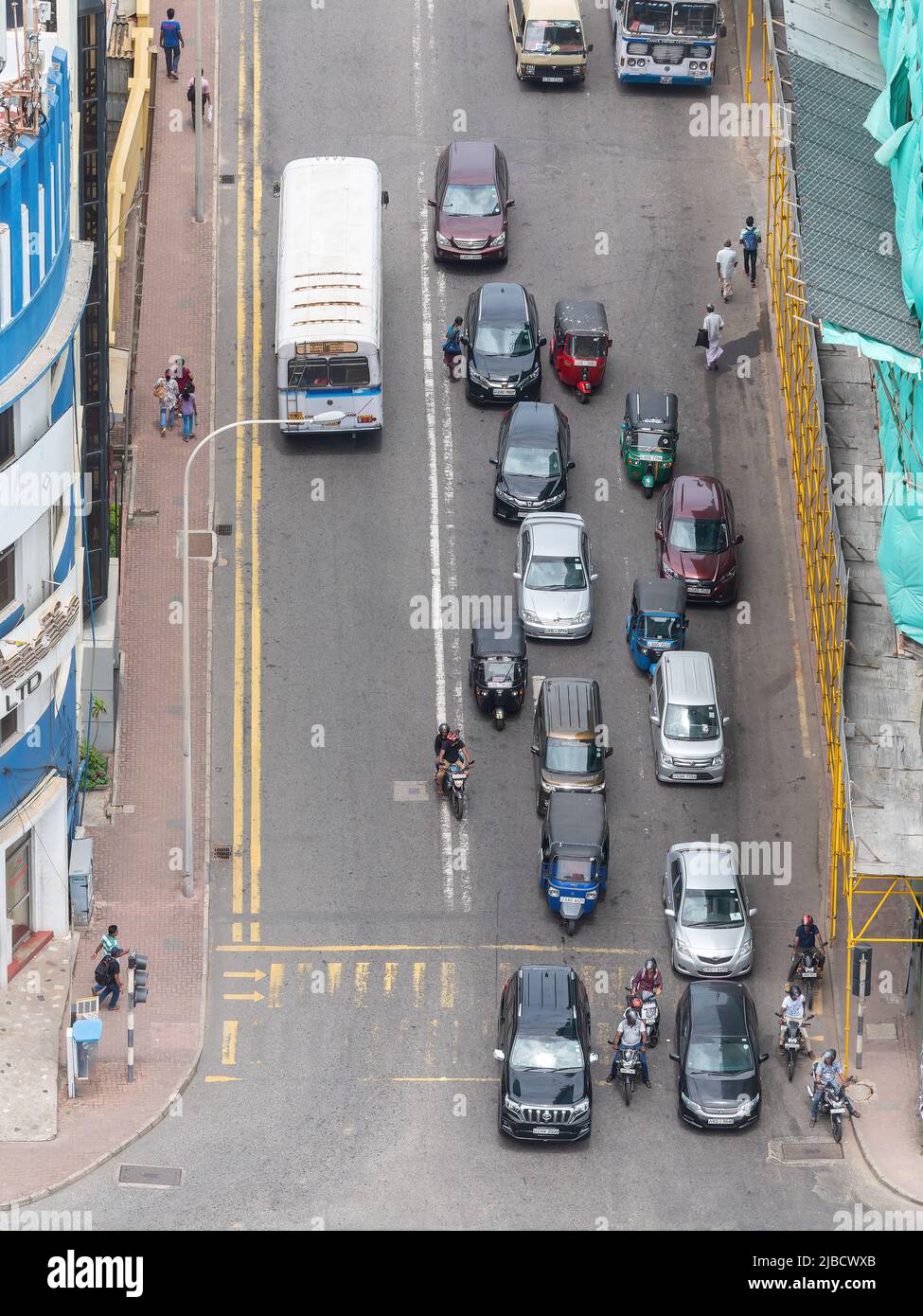 Vista aerea delle auto in attesa di semaforo verde a un bivio a Colombo, la capitale dello Sri Lanka. Foto Stock