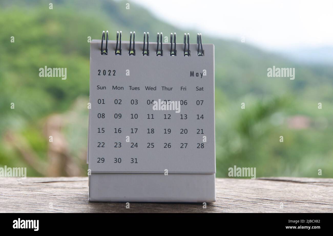 Calendario del mese di maggio con sfondo naturale sfocato. Spazio di copia Foto Stock