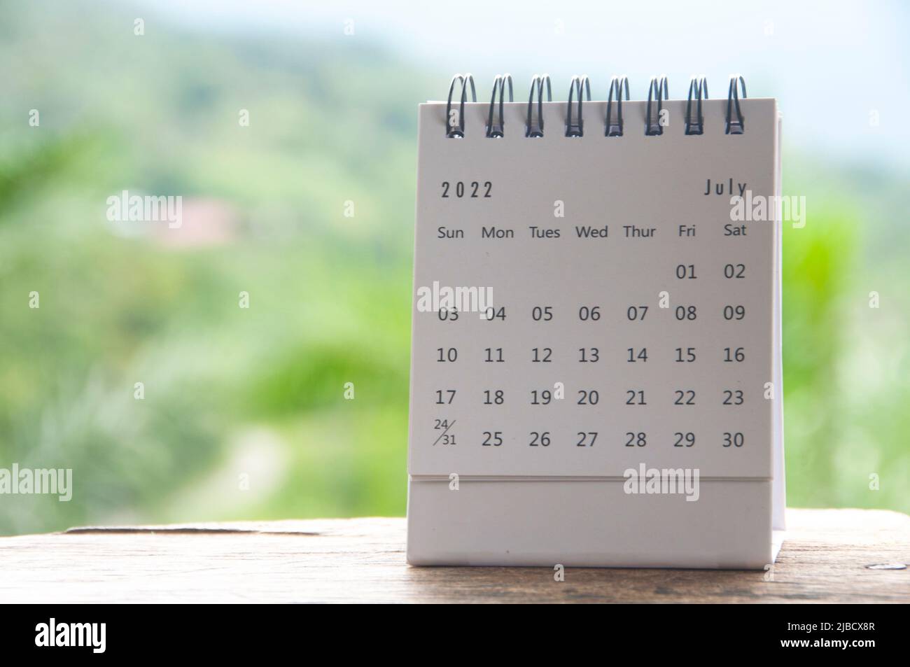 Calendario del mese di luglio con sfondo naturale sfocato. Spazio di copia Foto Stock