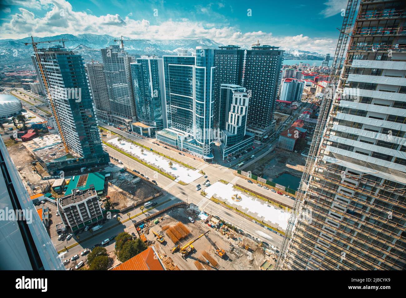 Sviluppo di un'area residenziale di costruzione a più piani. Sviluppo in cantiere. vista piana concetto di costruzione e di edilizia Foto Stock