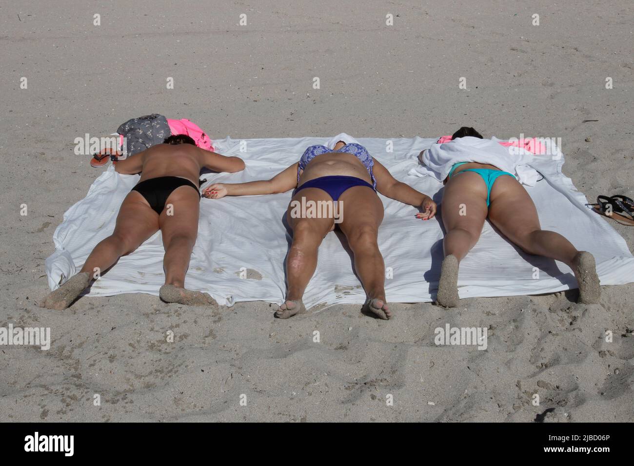 MIAMI-SUNNY ISLES-FL-11-07-2016. Le donne abbronzano il loro corpo durante l'estate sulla spiaggia in isole Sunny © JOSE ISAAC BULA URRUTIA Foto Stock