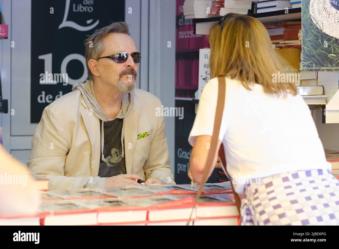 Il cantante Miguel Bose presso lo stand della Casa del Libro della Fiera del Libro del 2022, nel Parco El Retiro, Madrid. La Fiera del Libro di Madrid 2022 è 'la più grande del 21st secolo' con 378 cabine con più di 400 espositori. L'edizione 81st di questo evento letterario è stata pubblicata da venerdì 27 maggio a domenica 5 giugno. In questa edizione, la Fiera del Libro, in linea con l'anno europeo della Gioventù, ha preparato un programma speciale destinato ai giovani e oggi dedicherà parte del suo programma a questo pubblico. Foto Stock