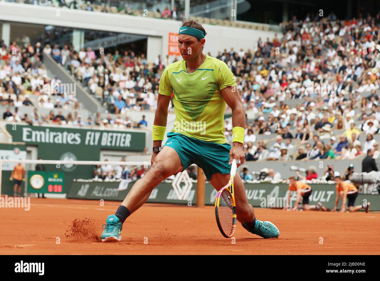 Parigi, Francia. 5th giugno 2022. Rafael Nadal di Spagna compete durante la finale maschile dei singoli contro Casper Ruud di Norvegia al torneo di tennis del French Open al Roland Garros di Parigi, Francia, 5 giugno 2022. Credit: Gao Jing/Xinhua/Alamy Live News Foto Stock