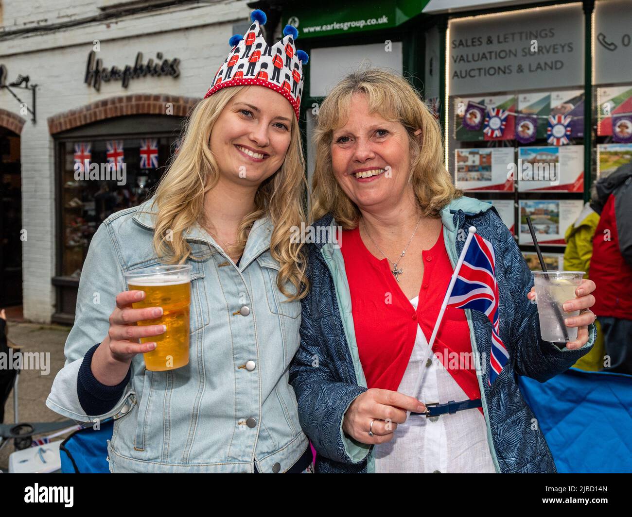 Alcester, Warwickshire, Regno Unito. 5th giugno 2022. Centinaia di persone hanno goduto di una grande festa di strada ad Alcester, Warwickshire oggi come parte delle celebrazioni del Platinum Jubilee. Credit: AG News/Alamy Live News Foto Stock