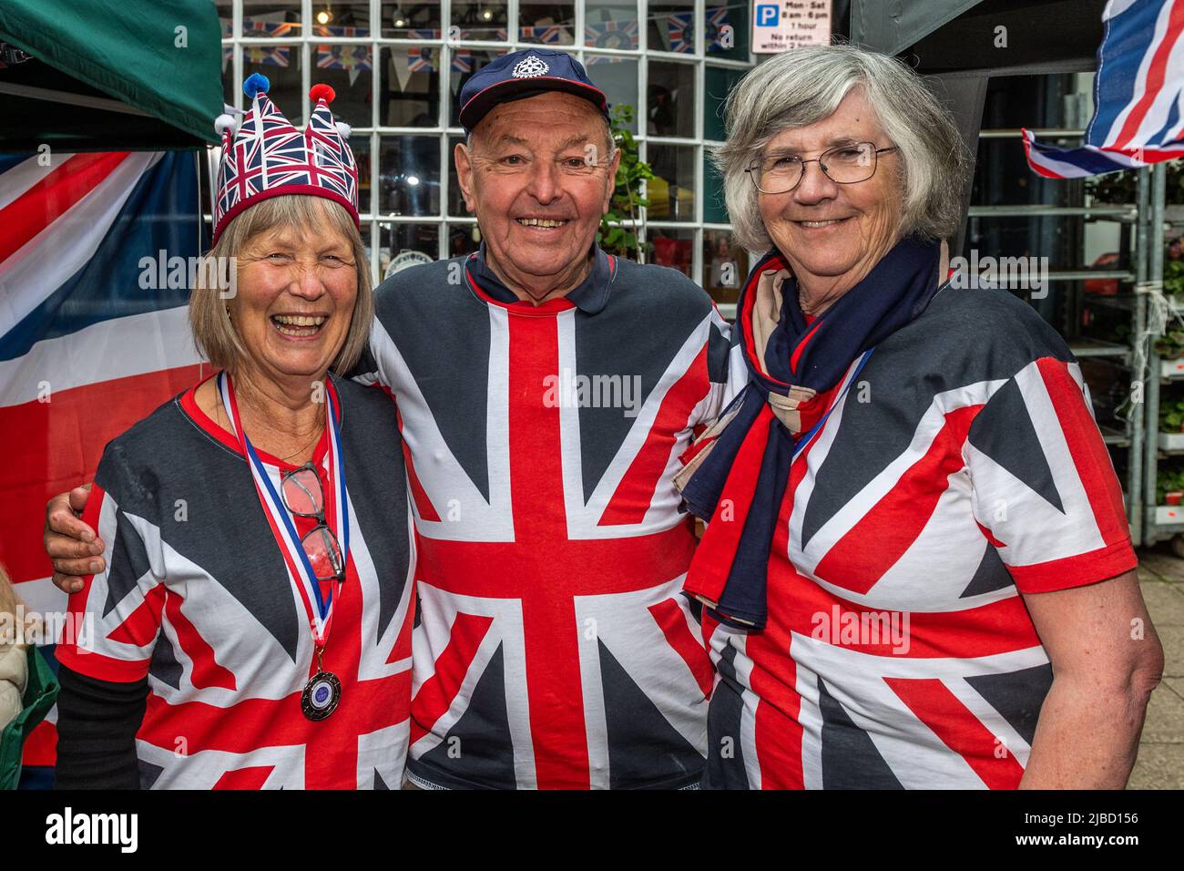 Alcester, Warwickshire, Regno Unito. 5th giugno 2022. Centinaia di persone hanno goduto di una grande festa di strada ad Alcester, Warwickshire oggi come parte delle celebrazioni del Platinum Jubilee. Credit: AG News/Alamy Live News Foto Stock