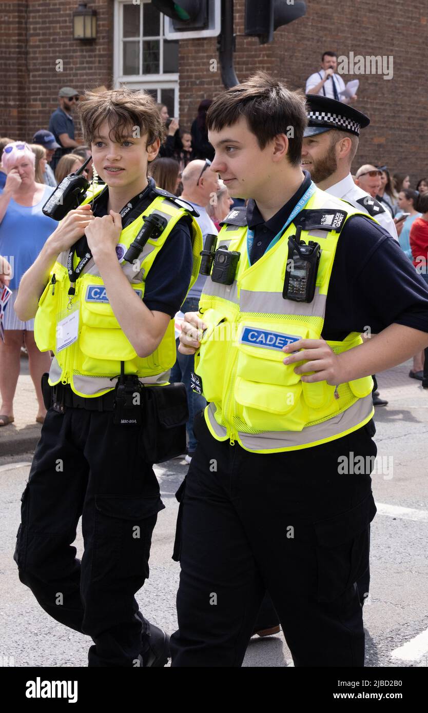 Cadetti della polizia UK; due membri del cadetto della polizia che camminano in città, Newmarket, Suffolk UK. Esempio di reclutamento della polizia in Inghilterra. Foto Stock