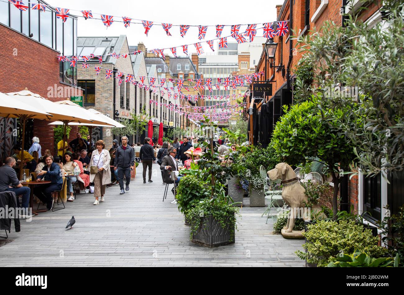 Londra, 26 maggio 2022: Le strade di Chelsea vengono decodificate con esposizioni floreali per la competizione annuale di Chelsea in Bloom Foto Stock