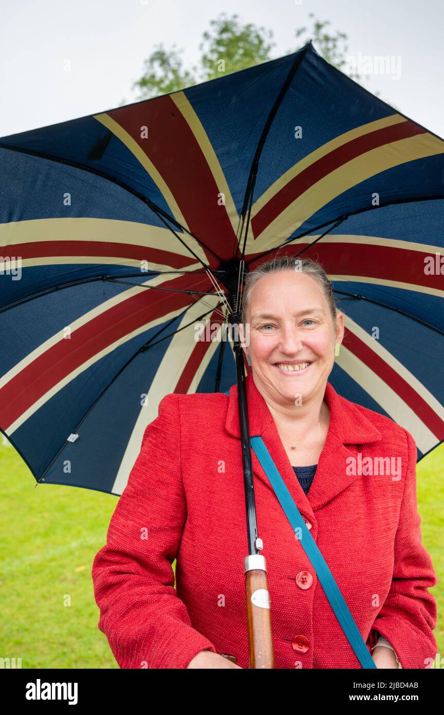 Willingham Cambridgeshire, Regno Unito. 5th giugno 2022. La gente festeggia il fine settimana del Giubileo del platino della Regina sotto la pioggia in un picnic sul terreno ricreativo. Molta gente era determinata a celebrare l'occasione nonostante la pioggia gocciolante, portando i propri picnic e godendo di una band blues, bancarelle di cibo, bar e giochi. Credit: Julian Eales/Alamy Live News Foto Stock Willingham Cambridgeshire, Regno Unito. 5th giugno 2022. La gente festeggia il fine settimana del Giubileo del platino della Regina sotto la pioggia in un picnic sul terreno ricreativo. Molta gente era determinata a celebrare l'occasione nonostante la pioggia gocciolante, portando i propri picnic e godendo di una band blues, bancarelle di cibo, bar e giochi. Credit: Julian Eales/Alamy Live News Foto Stock