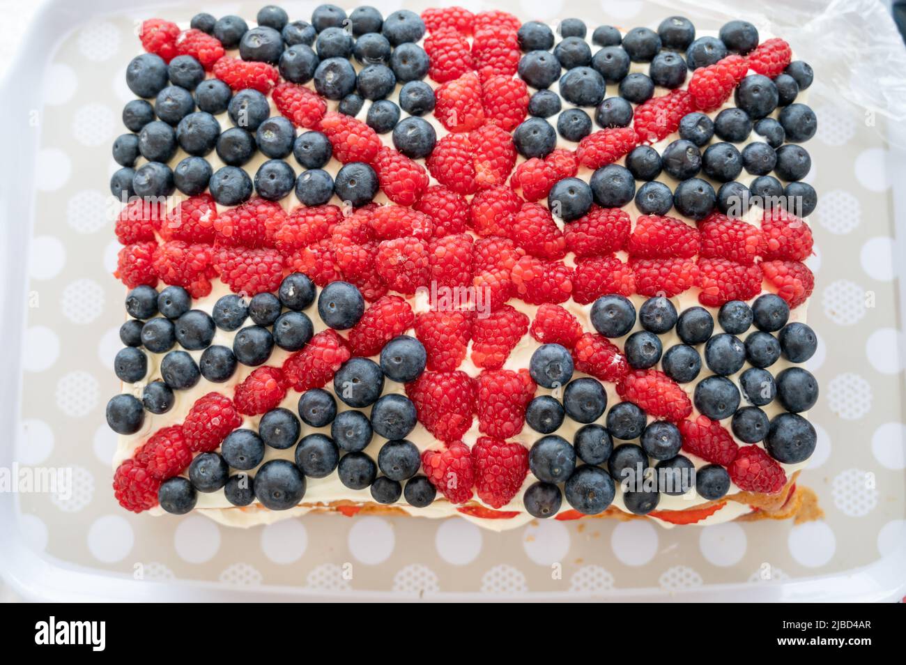 Willingham Cambridgeshire, Regno Unito. 5th giugno 2022. Una torta Union Jack pronta a mangiare mentre le persone celebrano il weekend del Giubileo del platino della Regina sotto la pioggia in un picnic sul terreno ricreativo. Molta gente era determinata a celebrare l'occasione nonostante la pioggia gocciolante, portando i propri picnic e godendo di una band blues, bancarelle di cibo, bar e giochi. Credit: Julian Eales/Alamy Live News Foto Stock Willingham Cambridgeshire, Regno Unito. 5th giugno 2022. Una torta Union Jack pronta a mangiare mentre le persone celebrano il weekend del Giubileo del platino della Regina sotto la pioggia in un picnic sul terreno ricreativo. Molta gente era determinata a celebrare l'occasione nonostante la pioggia gocciolante, portando i propri picnic e godendo di una band blues, bancarelle di cibo, bar e giochi. Credit: Julian Eales/Alamy Live News Foto Stock