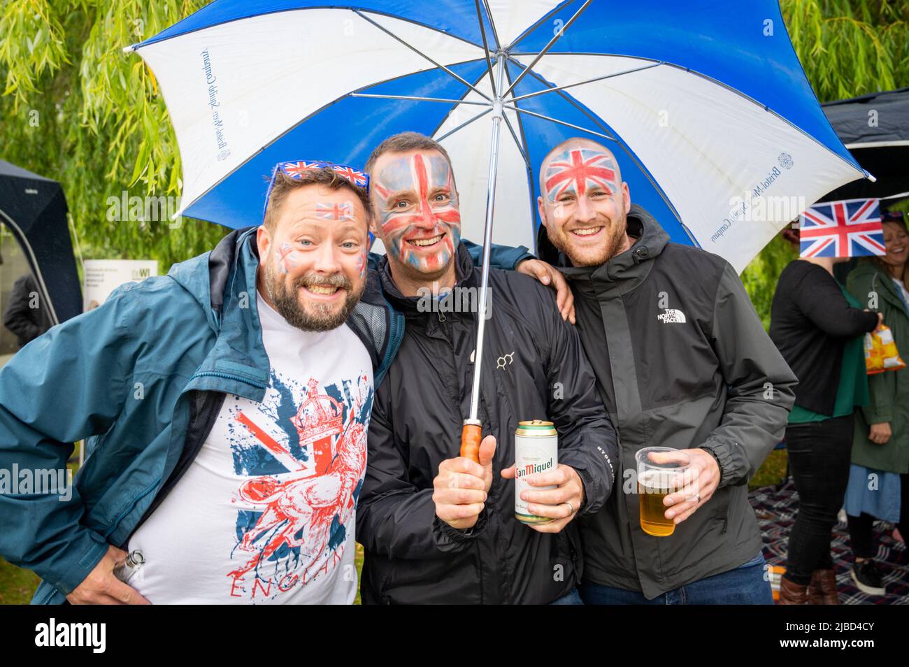Willingham Cambridgeshire, Regno Unito. 5th giugno 2022. La gente festeggia il fine settimana del Giubileo del platino della Regina sotto la pioggia in un picnic sul terreno ricreativo. Molta gente era determinata a celebrare l'occasione nonostante la pioggia gocciolante, portando i propri picnic e godendo di una band blues, bancarelle di cibo, bar e giochi. Credit: Julian Eales/Alamy Live News Foto Stock Willingham Cambridgeshire, Regno Unito. 5th giugno 2022. La gente festeggia il fine settimana del Giubileo del platino della Regina sotto la pioggia in un picnic sul terreno ricreativo. Molta gente era determinata a celebrare l'occasione nonostante la pioggia gocciolante, portando i propri picnic e godendo di una band blues, bancarelle di cibo, bar e giochi. Credit: Julian Eales/Alamy Live News Foto Stock