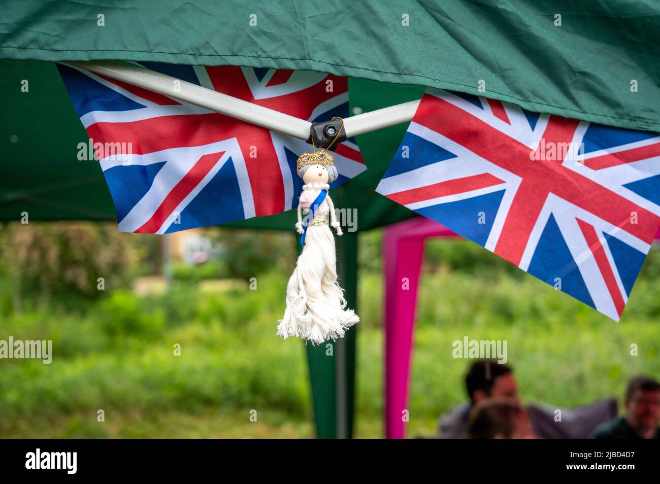 Willingham Cambridgeshire, Regno Unito. 5th giugno 2022. La gente festeggia il fine settimana del Giubileo del platino della Regina sotto la pioggia in un picnic sul terreno ricreativo. Molta gente era determinata a celebrare l'occasione nonostante la pioggia gocciolante, portando i propri picnic e godendo di una band blues, bancarelle di cibo, bar e giochi. Credit: Julian Eales/Alamy Live News Foto Stock Willingham Cambridgeshire, Regno Unito. 5th giugno 2022. La gente festeggia il fine settimana del Giubileo del platino della Regina sotto la pioggia in un picnic sul terreno ricreativo. Molta gente era determinata a celebrare l'occasione nonostante la pioggia gocciolante, portando i propri picnic e godendo di una band blues, bancarelle di cibo, bar e giochi. Credit: Julian Eales/Alamy Live News Foto Stock