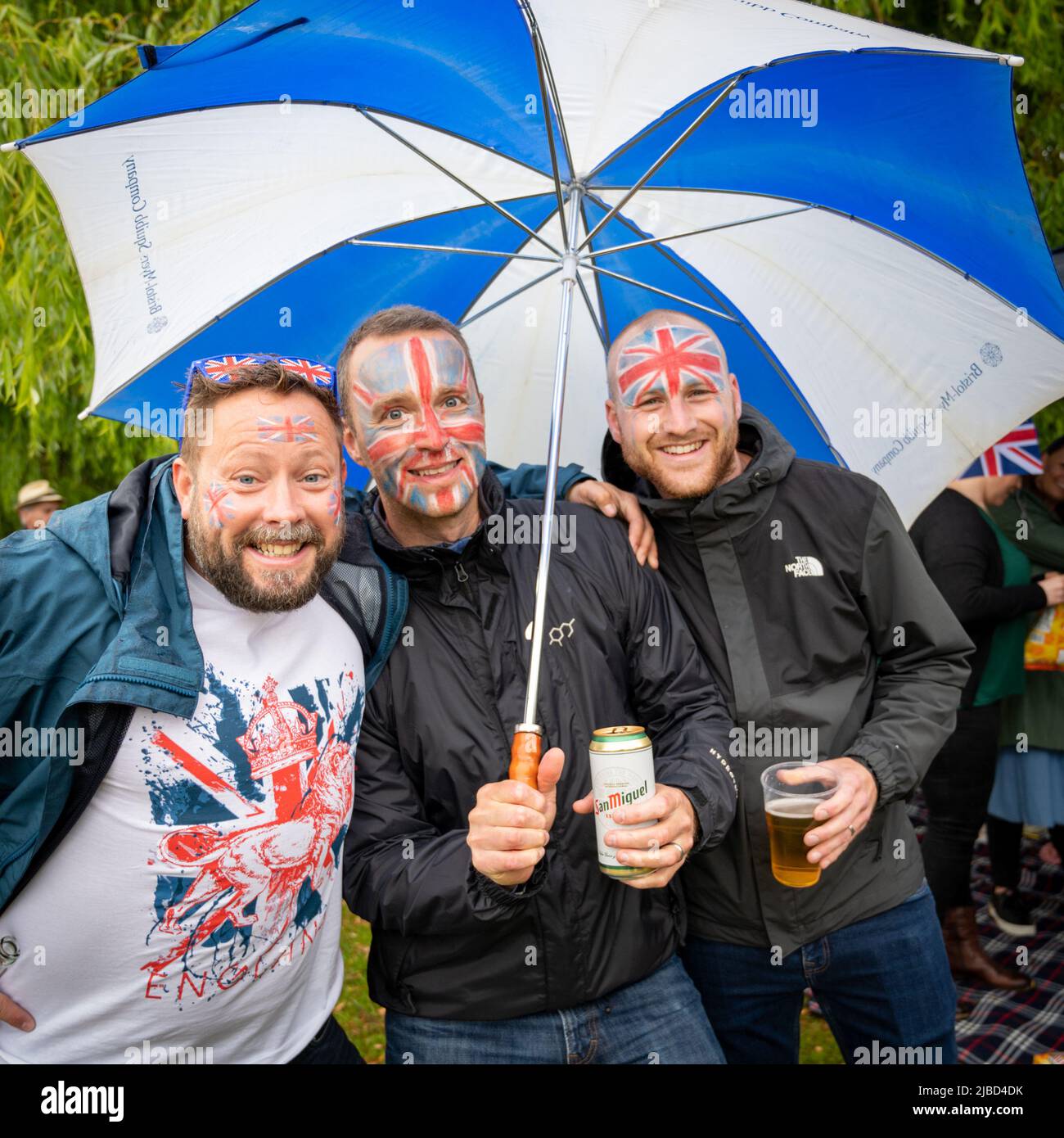 Willingham Cambridgeshire, Regno Unito. 5th giugno 2022. La gente festeggia il fine settimana del Giubileo del platino della Regina sotto la pioggia in un picnic sul terreno ricreativo. Molta gente era determinata a celebrare l'occasione nonostante la pioggia gocciolante, portando i propri picnic e godendo di una band blues, bancarelle di cibo, bar e giochi. Credit: Julian Eales/Alamy Live News Foto Stock Willingham Cambridgeshire, Regno Unito. 5th giugno 2022. La gente festeggia il fine settimana del Giubileo del platino della Regina sotto la pioggia in un picnic sul terreno ricreativo. Molta gente era determinata a celebrare l'occasione nonostante la pioggia gocciolante, portando i propri picnic e godendo di una band blues, bancarelle di cibo, bar e giochi. Credit: Julian Eales/Alamy Live News Foto Stock