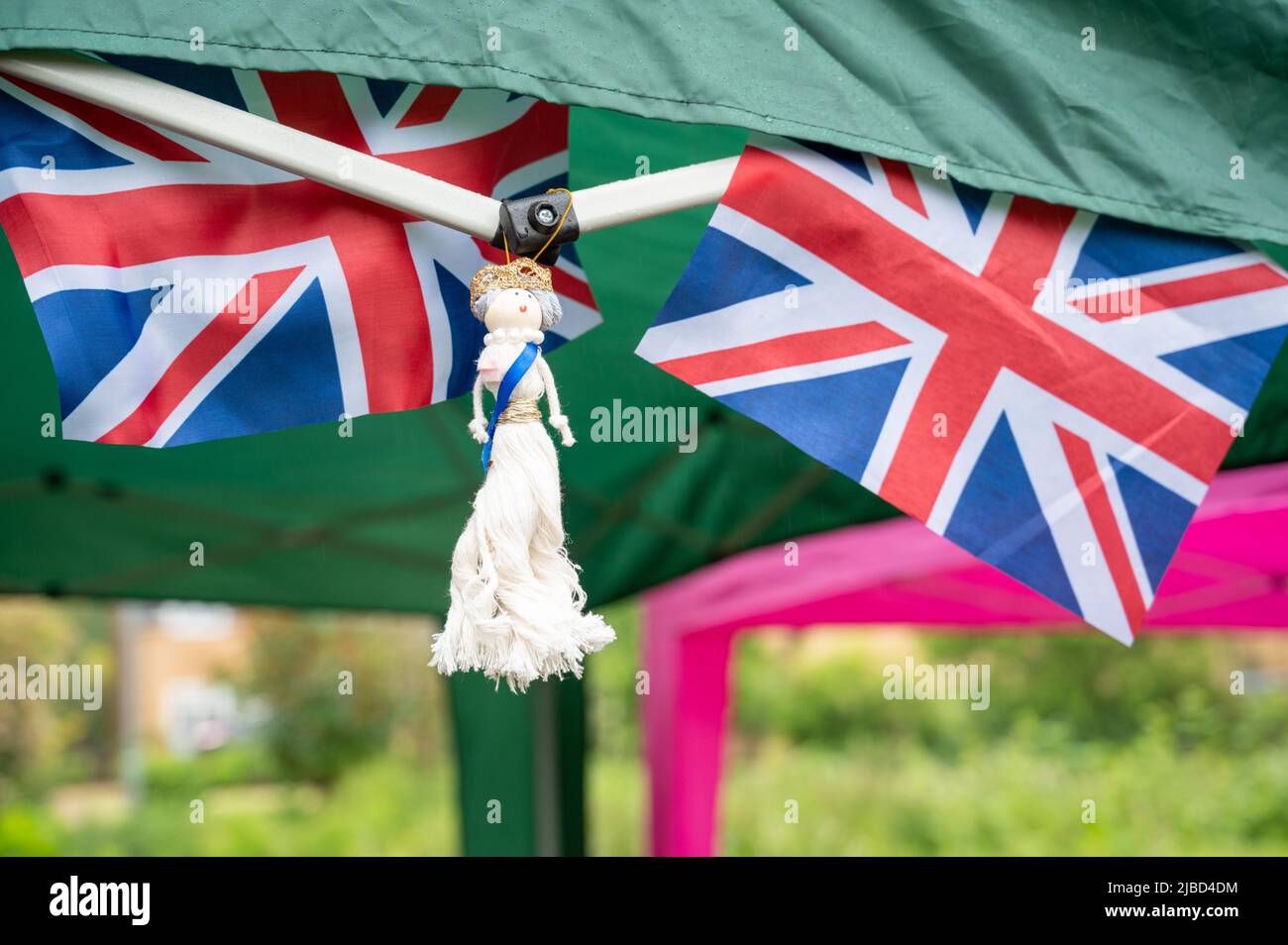 Willingham Cambridgeshire, Regno Unito. 5th giugno 2022. La gente festeggia il fine settimana del Giubileo del platino della Regina sotto la pioggia in un picnic sul terreno ricreativo. Molta gente era determinata a celebrare l'occasione nonostante la pioggia gocciolante, portando i propri picnic e godendo di una band blues, bancarelle di cibo, bar e giochi. Credit: Julian Eales/Alamy Live News Foto Stock Willingham Cambridgeshire, Regno Unito. 5th giugno 2022. La gente festeggia il fine settimana del Giubileo del platino della Regina sotto la pioggia in un picnic sul terreno ricreativo. Molta gente era determinata a celebrare l'occasione nonostante la pioggia gocciolante, portando i propri picnic e godendo di una band blues, bancarelle di cibo, bar e giochi. Credit: Julian Eales/Alamy Live News Foto Stock