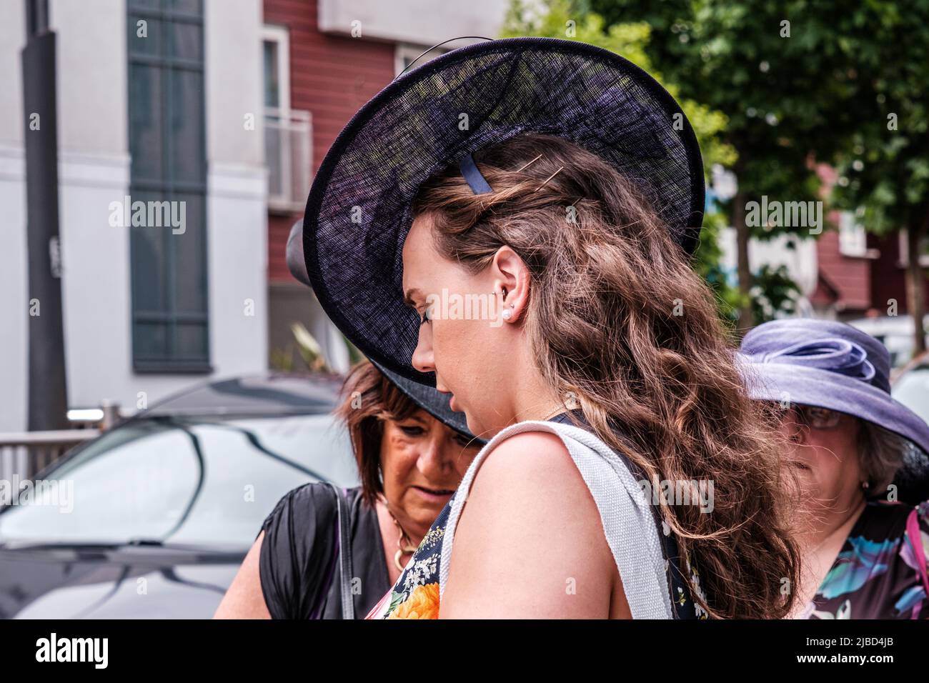 Epsom Surrey, Londra UK, giugno 04 2022, bella giovane donna che indossa cappello nero Facinator con capelli lunghi e marroni Foto Stock