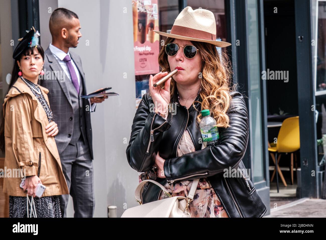 Epsom Surrey, Londra UK, Giugno 04 2022, Trendy Cool Woman Usine Vape indossando Panama Hat e giacca in pelle Foto Stock