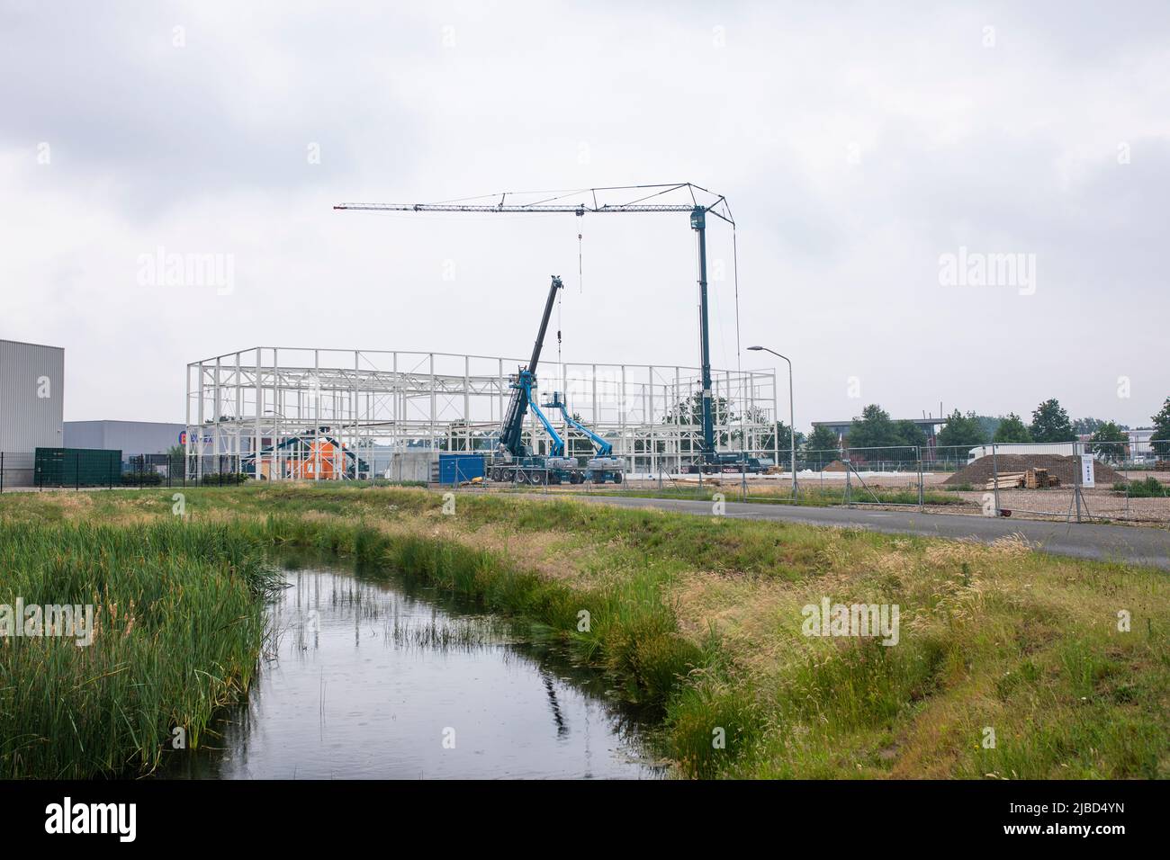 Nuova costruzione di un locale industriale nei Paesi Bassi con scheletro metallico in ascesa. Foto Stock