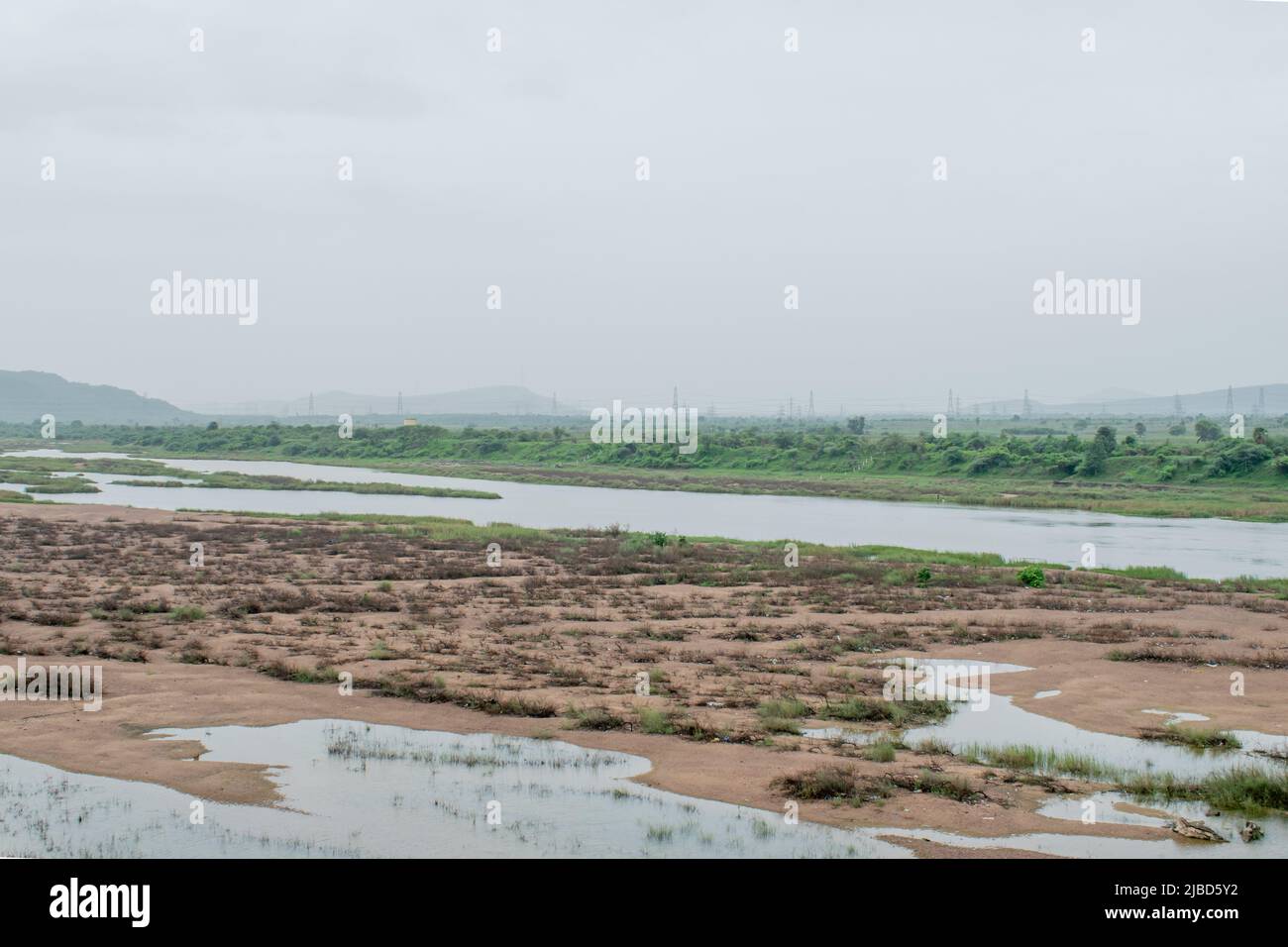 L'acqua scorre attraverso la terra a causa di una piccola alluvione Foto Stock