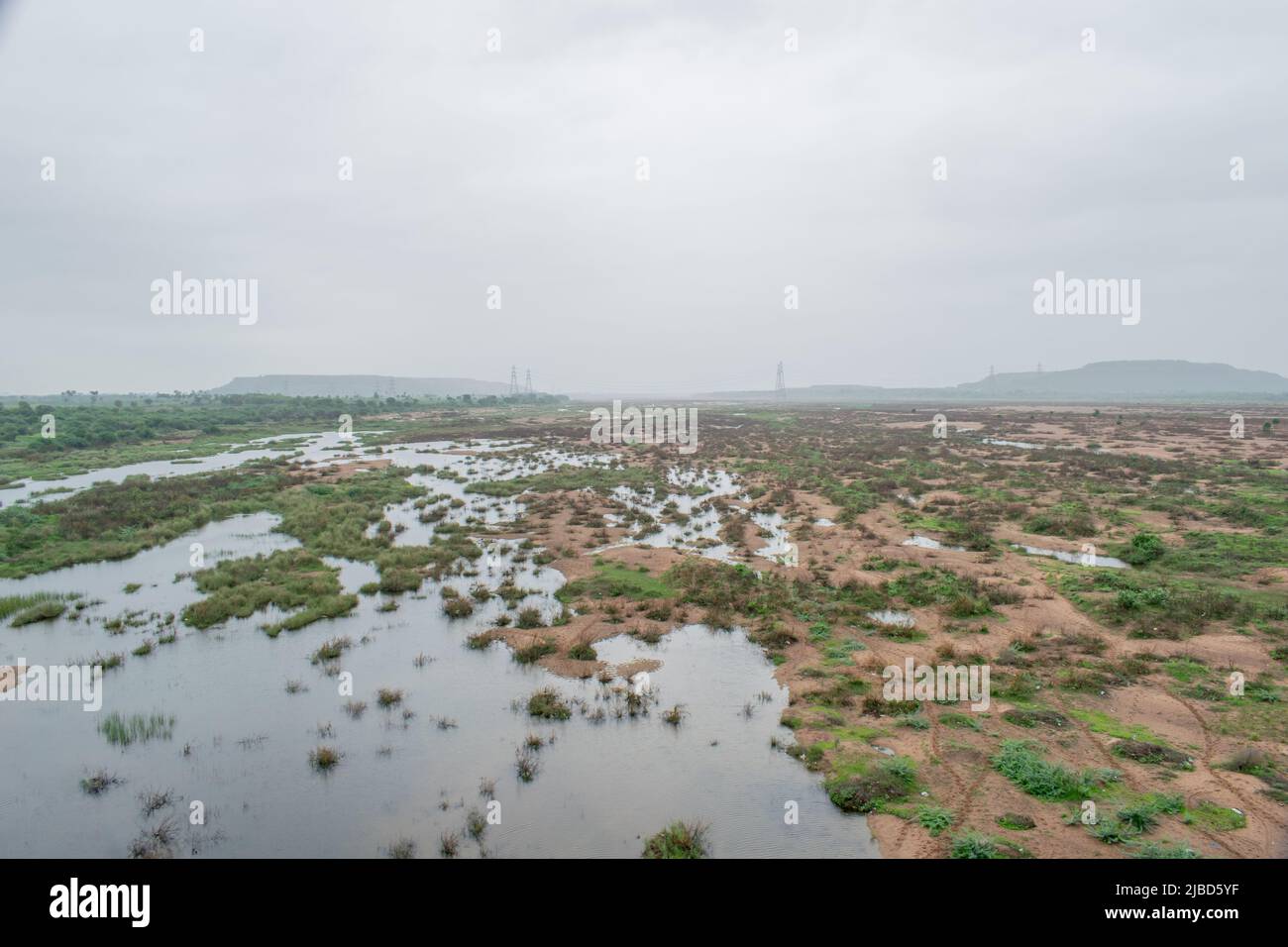 L'acqua scorre attraverso la terra a causa di una piccola alluvione Foto Stock