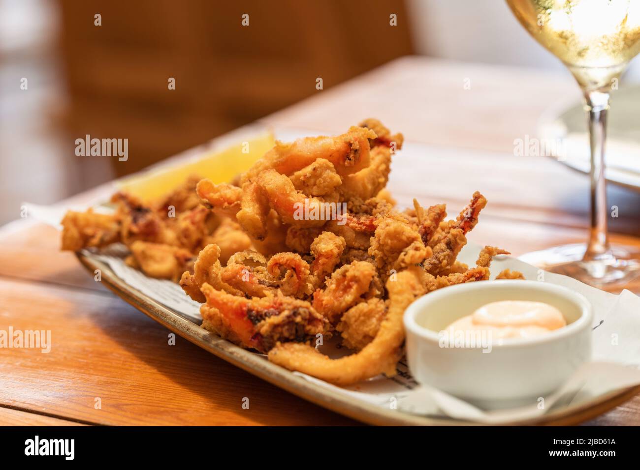 Frutti di mare fritti misti con gamberi, calamari e polpo e maionese al sugo (fritto mesto di mare), tipico antipasto italiano Foto Stock