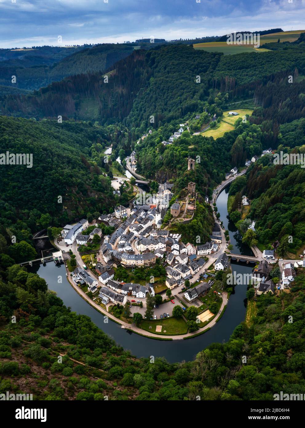 Esch-sur-Sure, Lussemburgo - 4 giugno 2022: Vista con drone del pittoresco villaggio di Esch-sur-Sure sul fiume Sauer nel nord del Lussemburgo Foto Stock