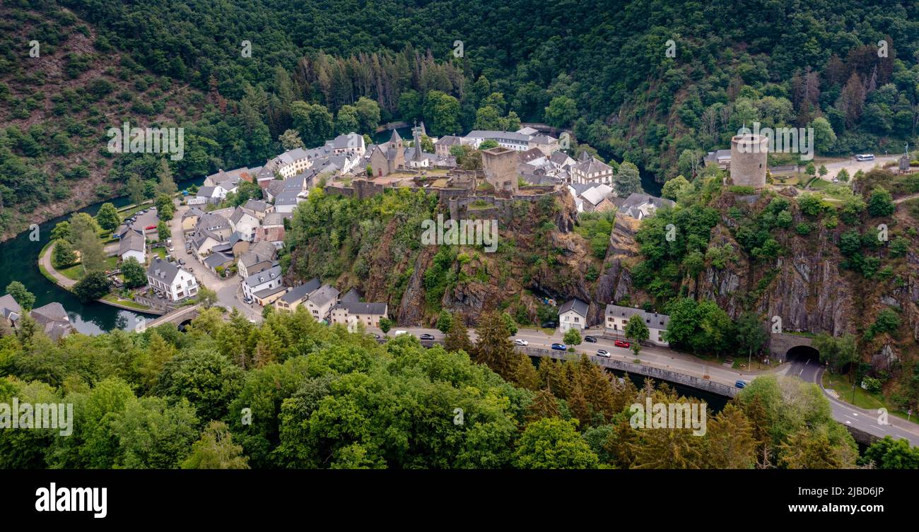 Esch-sur-Sure, Lussemburgo - 4 giugno 2022: Vista con drone del pittoresco villaggio di Esch-sur-Sure sul fiume Sauer nel nord del Lussemburgo Foto Stock