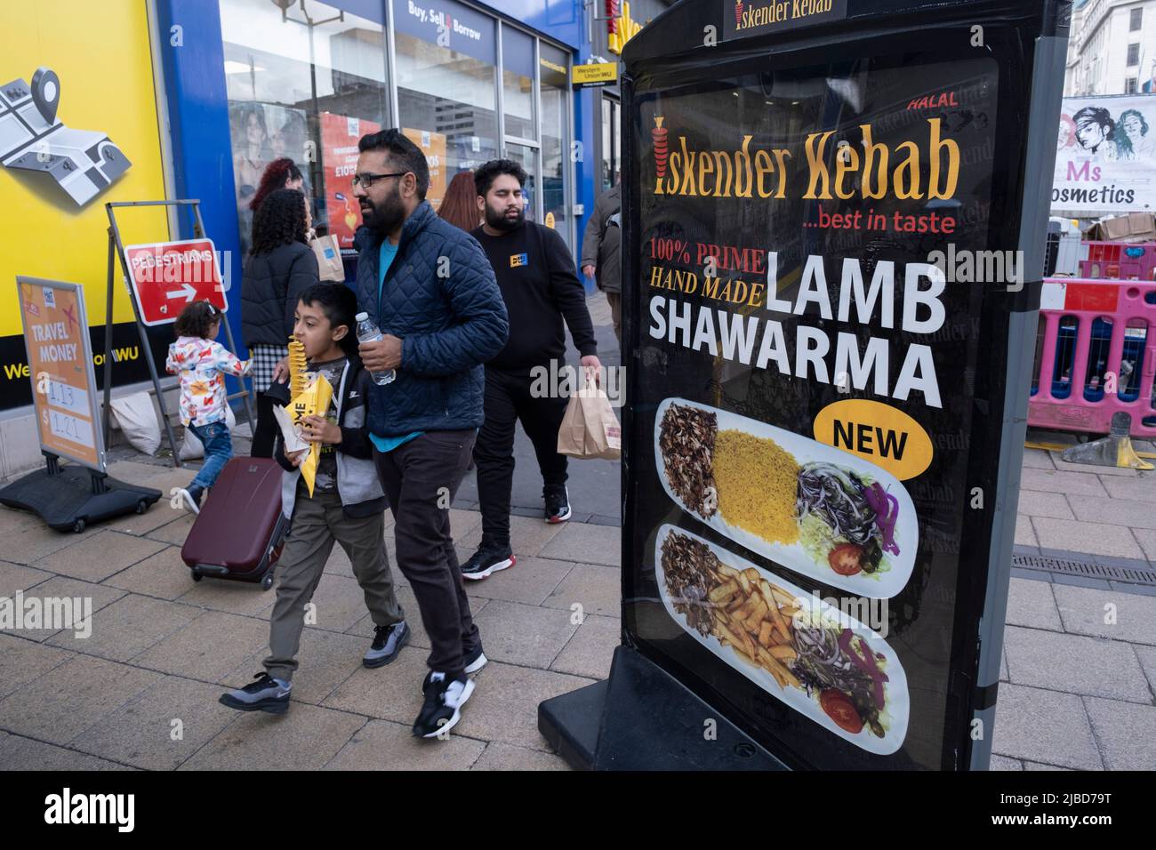 Iskender Kebab agnello shawarma pubblicità il 30th maggio 2022 a Birmingham, Regno Unito. Foto Stock