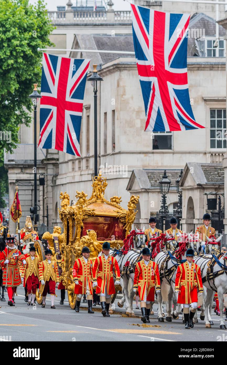 Londra, Regno Unito. 5th giugno 2022. Fase 1 - PER LA REGINA E IL PAESE, una parata militare che presenta le forze armate britanniche da tutti e tre i servizi accompagnati da bande massacrate, insieme a personale militare da tutto il Commonwealth. Sua Maestà la Regina del Giubileo platino Paganante che racconta la storia del suo regno di 70 anni, giocato in quattro parti. Credit: Guy Bell/Alamy Live News Foto Stock