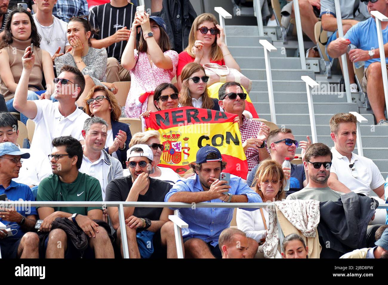 Parigi, Francia: 5th giugno 2022; Roland Garros, Parigi, Francia: Torneo Open di tennis francese, finale Mens singles, Rafael Nadal versus Casper Ruud; Rafael Nadal (ESP) tifosi durante il gioco contro Casper Ruud (NOR) Credit: Action Plus Sports Images/Alamy Live News Foto Stock