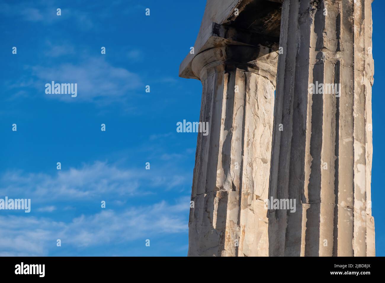 Agora romana, Atene Grecia. Porta di Athena Archegetis dettaglio colonne, cielo blu sfondo. Resti antichi a Plaka Foto Stock