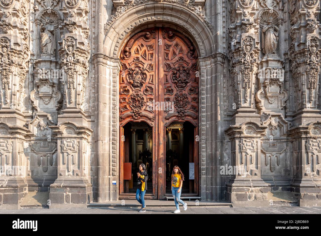 Città del Messico, 17th 2019 gennaio: I turisti alla Cattedrale Metropolitana dell'Assunzione della Beata Vergine Maria nei cieli Foto Stock