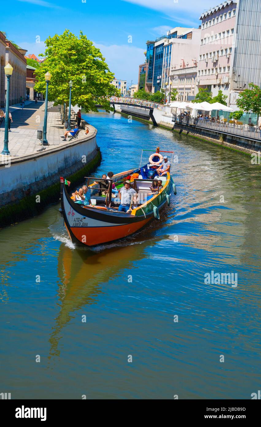 Aveiro, Portogallo - 21.05.2022: Barche tradizionali sul canale di Aveiro, Portogallo Foto Stock