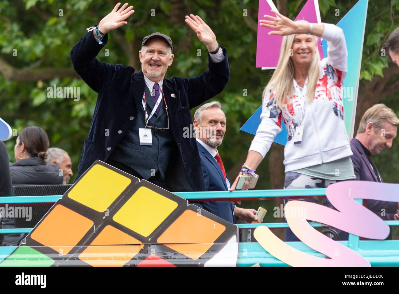 The Mall, Londra, Regno Unito. 5th Giu 2022. I festeggiamenti del Giubileo della Regina Elisabetta II Platinum sono proseguiti con una Paginella che porta sulle strade che circondano St. James's Park e Buckingham Palace. A partire da Whitehall e portando il Mall verso il palazzo, il concorso consisteva di quattro atti, ciascuno dei quali illustrava vari aspetti del regno settant'anni della Regina, tra cui militari del Regno Unito e del Commonwealth, riferimenti storici e celebrità. Nigel Piallatrice Foto Stock