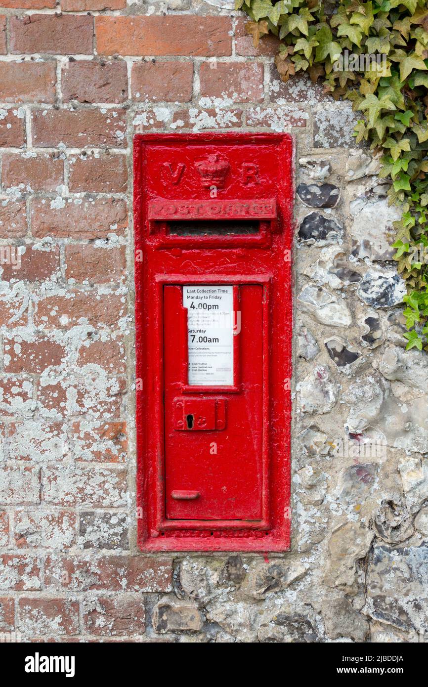 Tradizionale posta rossa britannica in un muro di epoca vittoriana, in Hampshire, Inghilterra Foto Stock