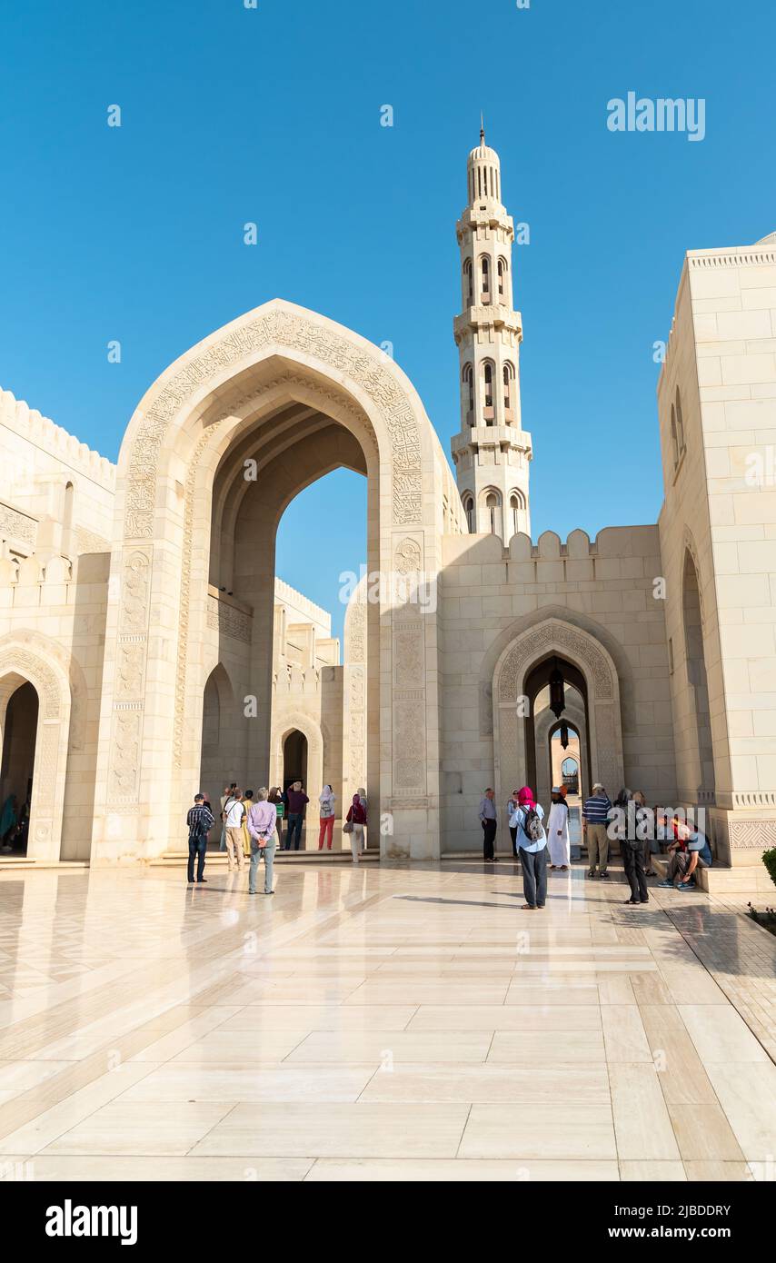 Mascate, Oman, Medio Oriente - 10 febbraio 2020: Turisti che visitano la Grande Moschea del Sultano Qaboos a Mascate. Tour dell'Oman. Foto Stock