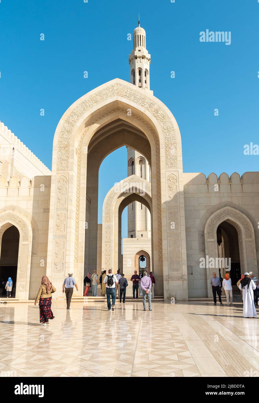 Mascate, Oman, Medio Oriente - 10 febbraio 2020: Turisti che visitano la Grande Moschea del Sultano Qaboos a Mascate. Tour dell'Oman. Foto Stock
