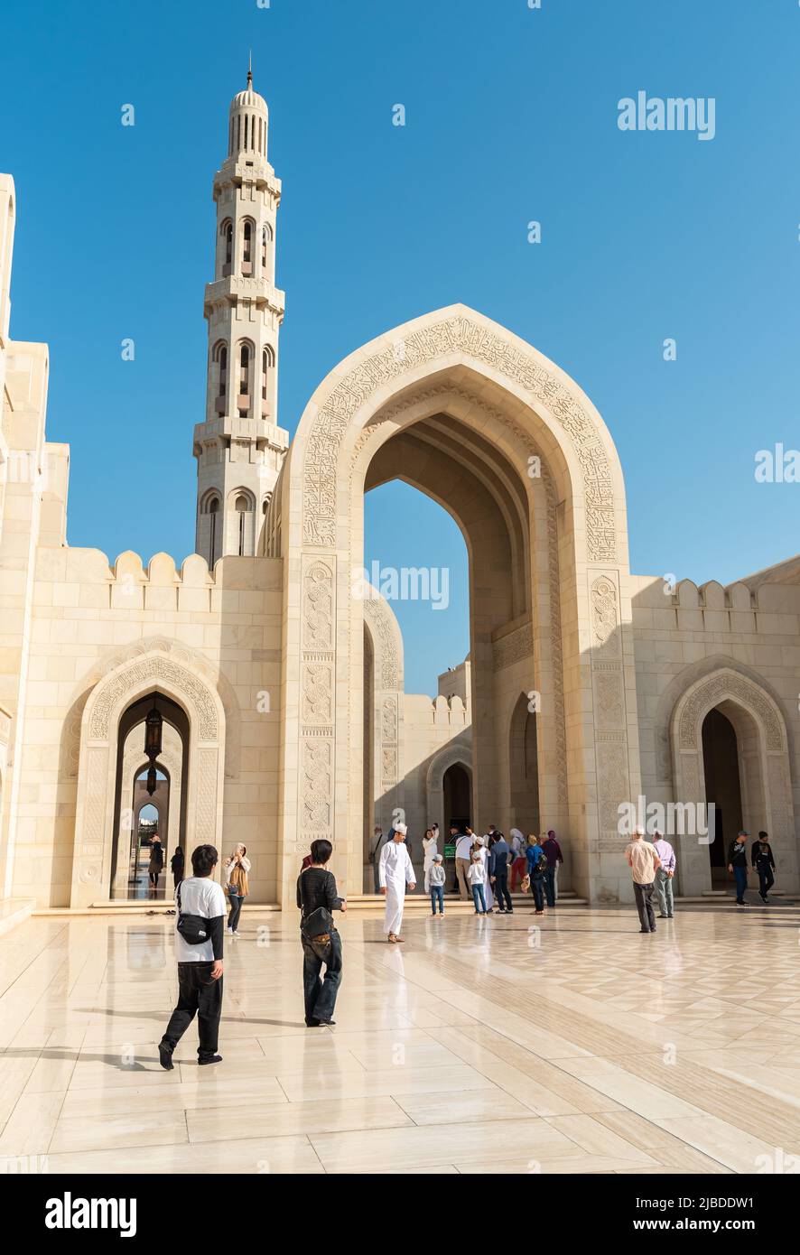 Mascate, Oman, Medio Oriente - 10 febbraio 2020: Turisti che visitano la Grande Moschea del Sultano Qaboos a Mascate. Tour dell'Oman. Foto Stock