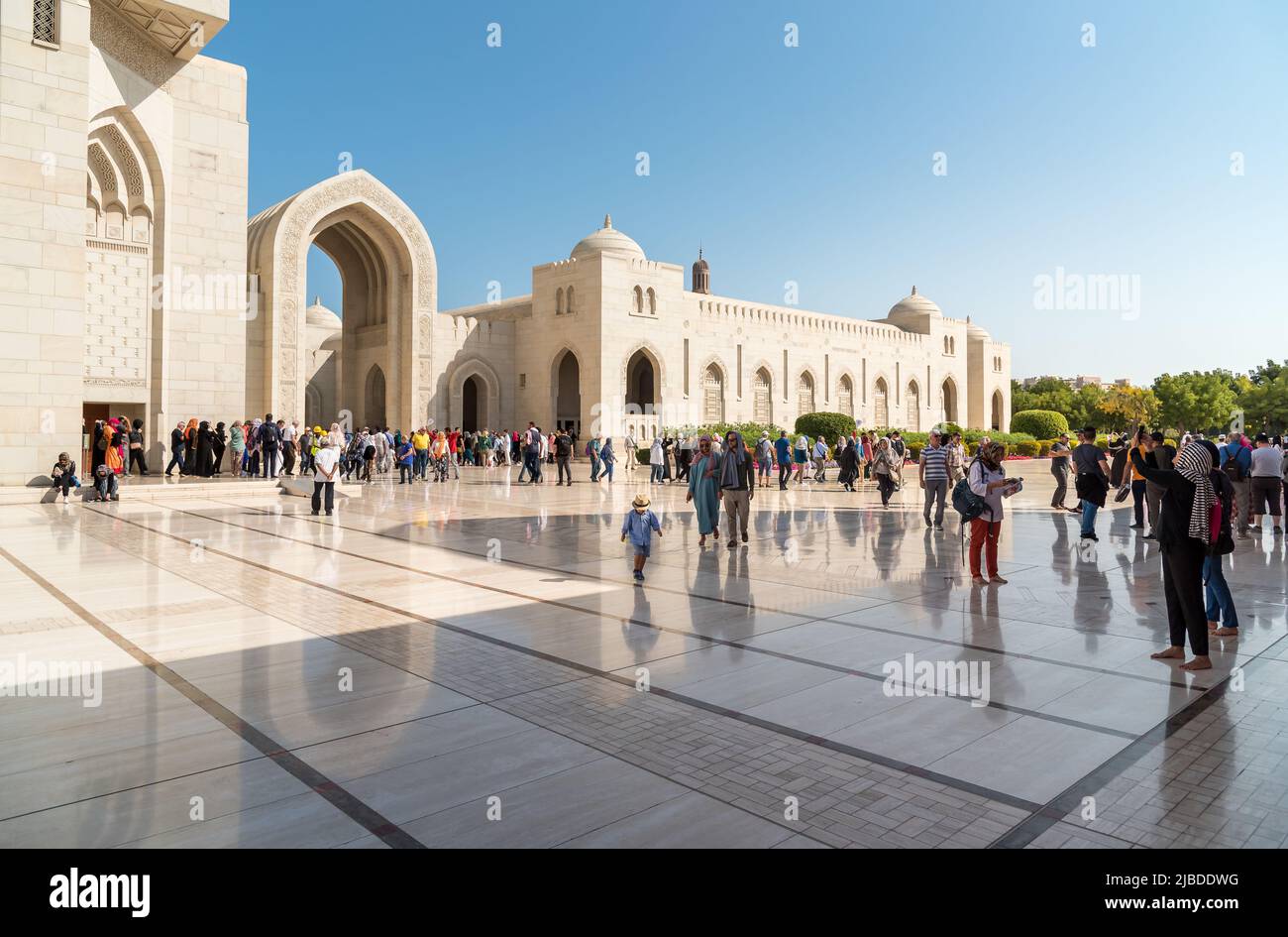 Mascate, Oman, Medio Oriente - 10 febbraio 2020: Turisti che visitano la Grande Moschea del Sultano Qaboos a Mascate. Tour dell'Oman. Foto Stock