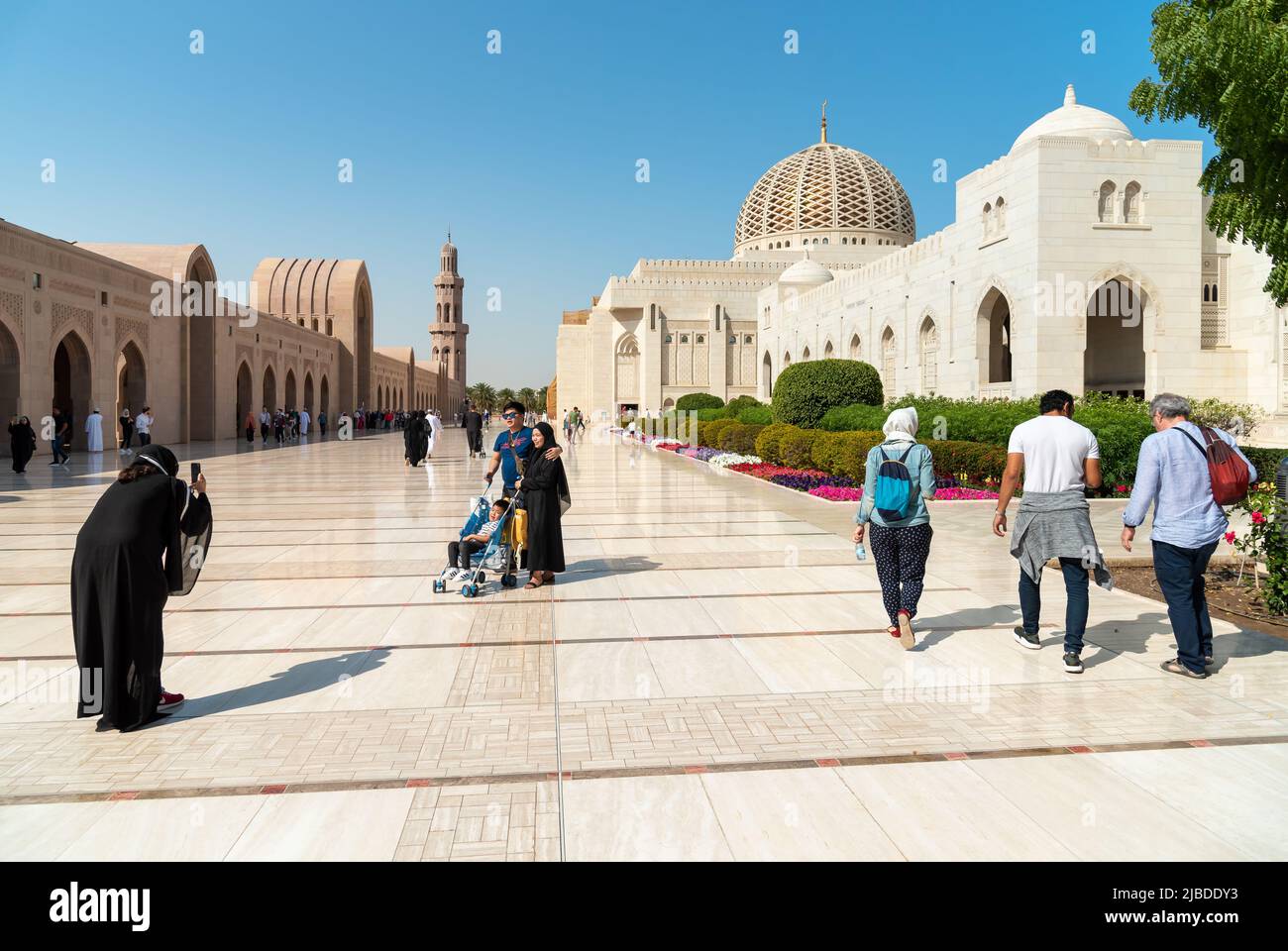 Mascate, Oman, Medio Oriente - 10 febbraio 2020: Turisti che visitano la Grande Moschea del Sultano Qaboos a Mascate. Tour dell'Oman. Foto Stock