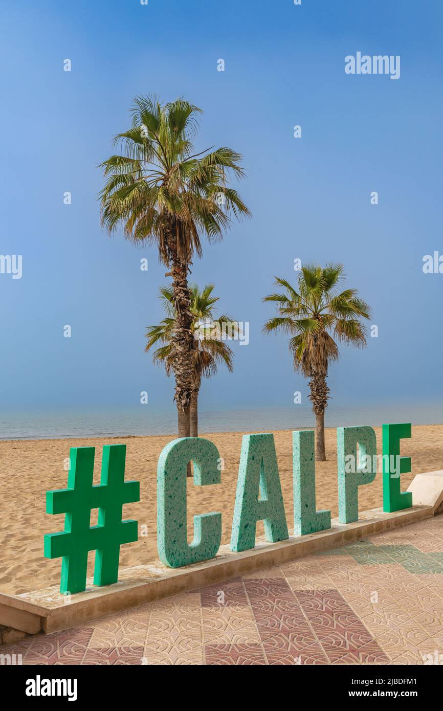 Calpe, Alicante, 18 maggio 2022. Cartello turistico con il nome della città di Calpe ad Alicante, Spagna. Foto Stock