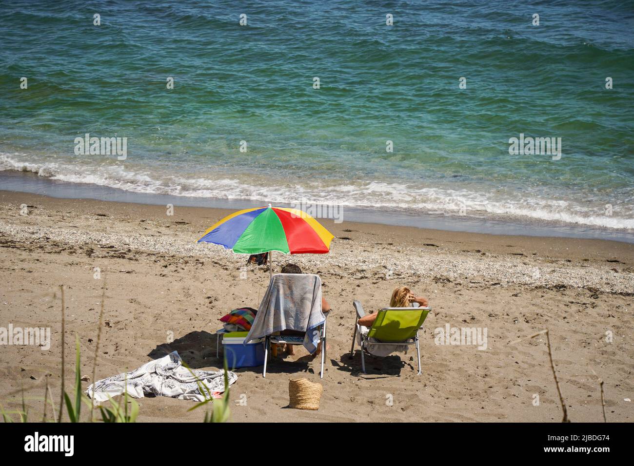 Spiaggia tranquilla con alcune persone, Costa del Sol, la Cala, Andalusia, Spagna. Foto Stock