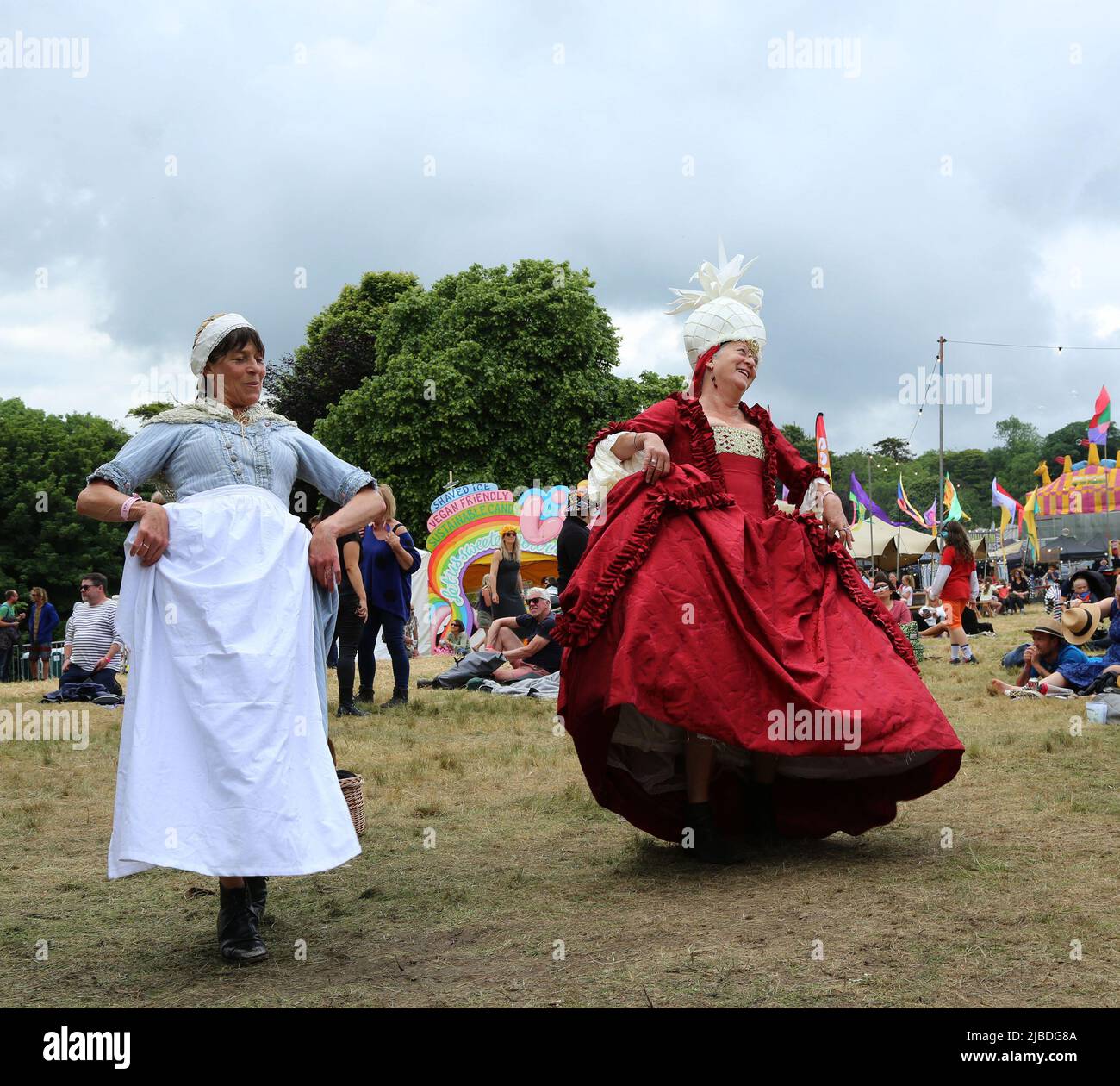 Scorrier House, Cornovaglia, Regno Unito. 5th giugno 2022, le persone in costume danzano a musica dal vivo durante il terzo giorno della Grande Estate 2022 Foto Stock