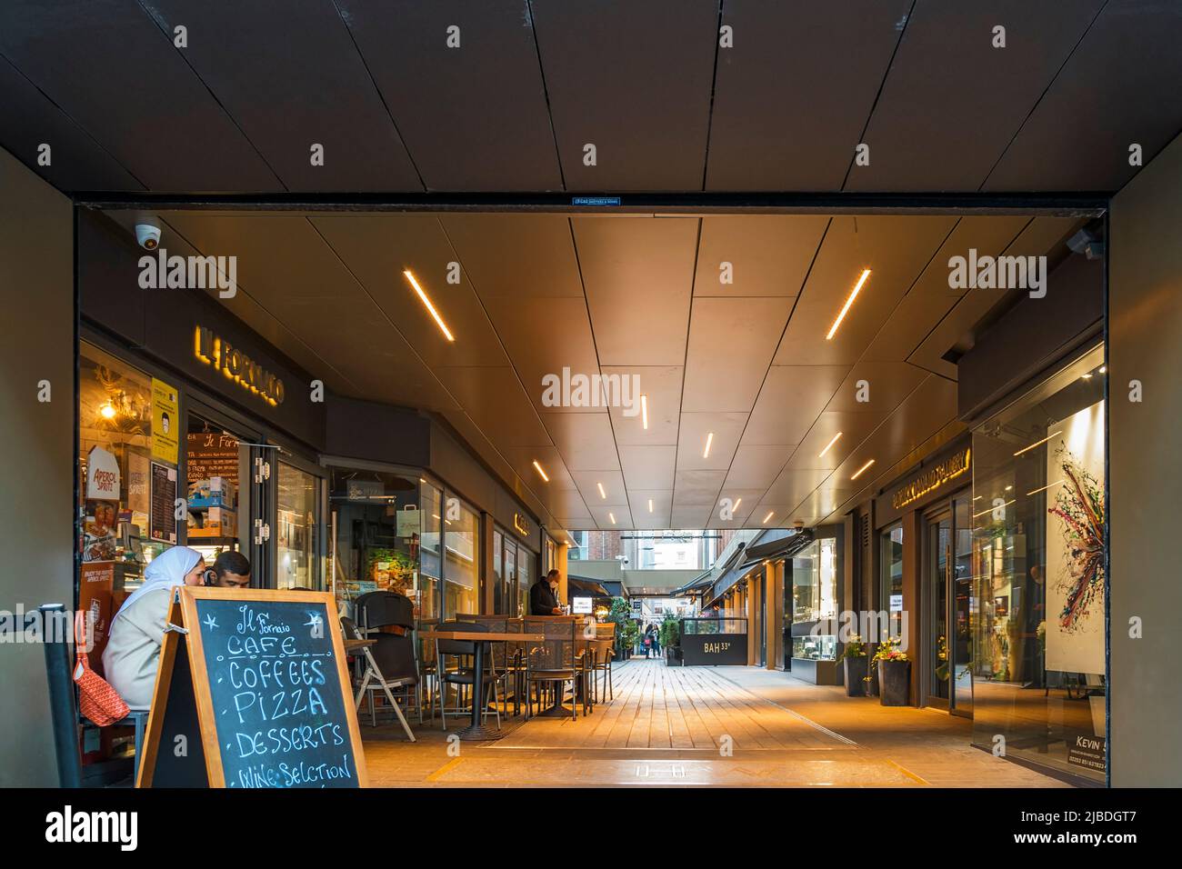 Caffè, negozi, bar si trovano nel centro commerciale Royal Hibernian Way, Dawson Street. Dublino. Irlanda. Foto Stock