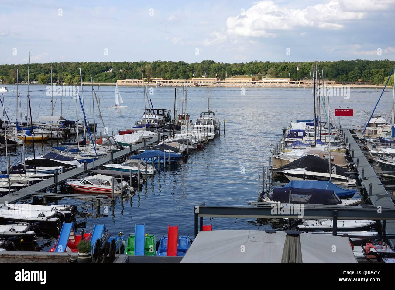 Blick über Bootstege über den Grossen Wannsee zum Strandbad, Deutschland, Berlino Foto Stock