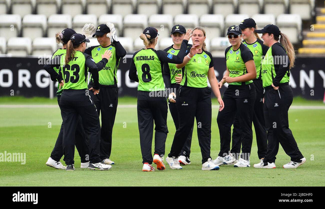 I giocatori di Western Storm celebrano il cazzo della squadra di squadra di Issy Wong di Central Sparks in una partita di gruppo A della Charlotte Edwards Cup T20. Foto Stock