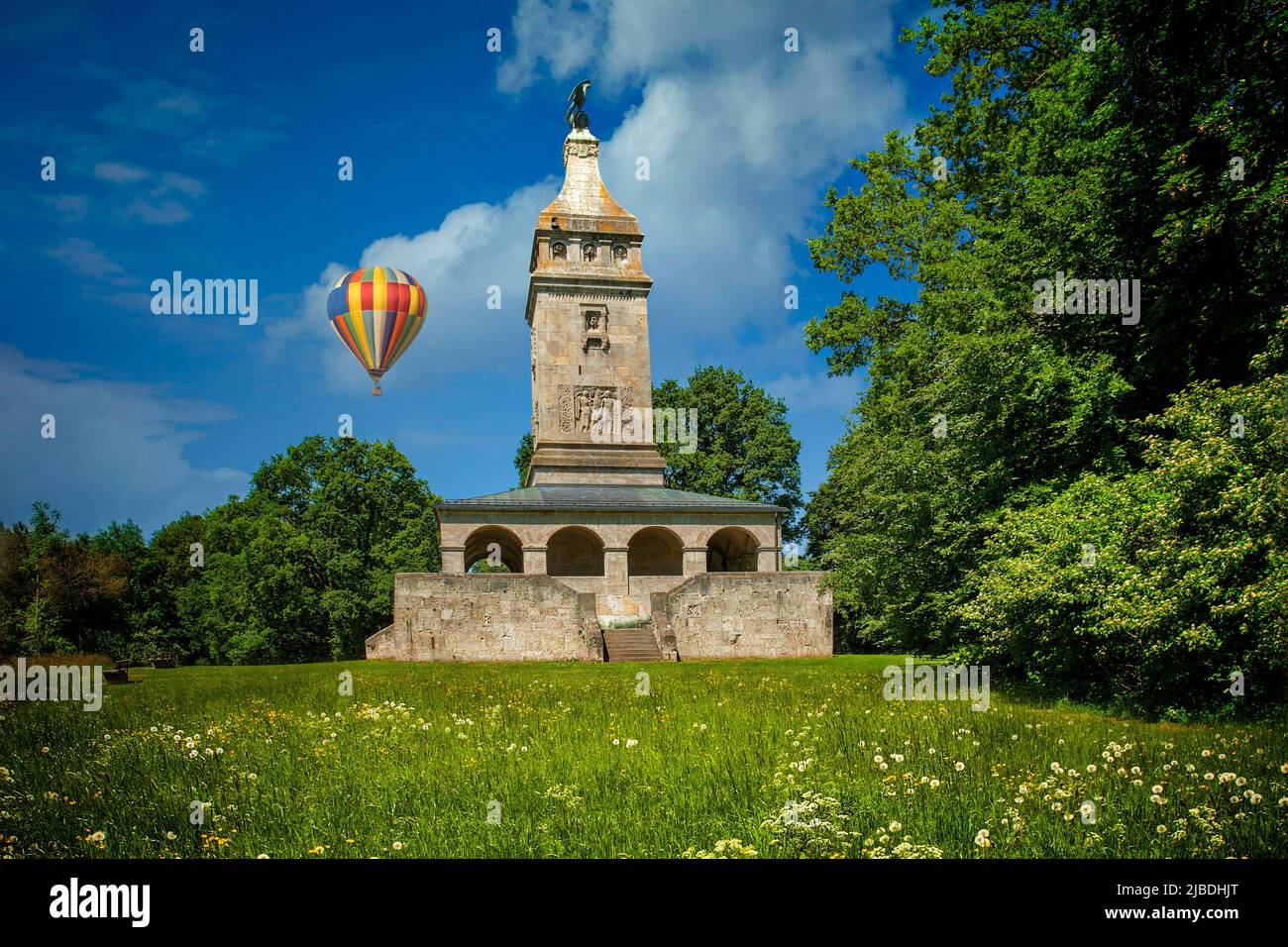 DE - BAVIERA: Bismarck Turm (Torre) ad Assenhausen sopra il lago di Starnberg Foto Stock